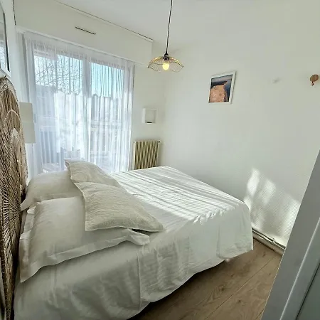 Apartment Charming Facing Train Station *