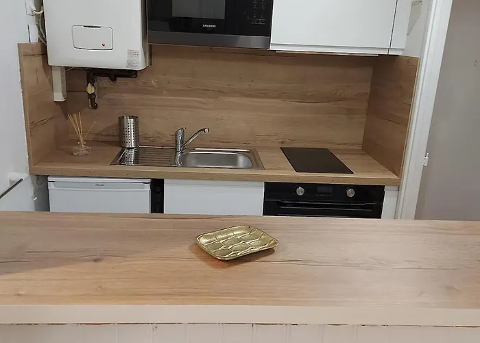 Charming Facing Train Station Apartman