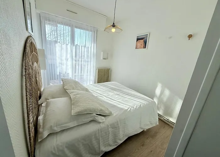 Apartment Charming Facing Train Station *